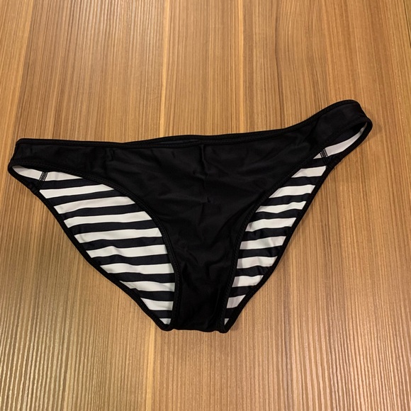 Lululemon surf to sand reversible bikini 6 - Picture 7 of 11